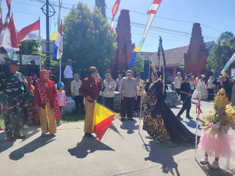 KREATIF: Penampilan salah satu peserta Pawai Karnaval Desa Sawo, Kecamatan Kutorejo, Kabupaten Mojokerto yang menampilkan kreasi bertema perjuangan.