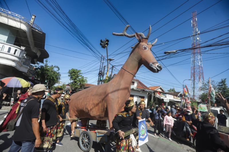 RAGAM BUDAYA: Peserta Randegan Carnival menyuguhkan ragam budaya Nusantara pada karnaval perayaan Kemerdekaan RI yang ke-80 tahun, Minggu (31/8) siang.