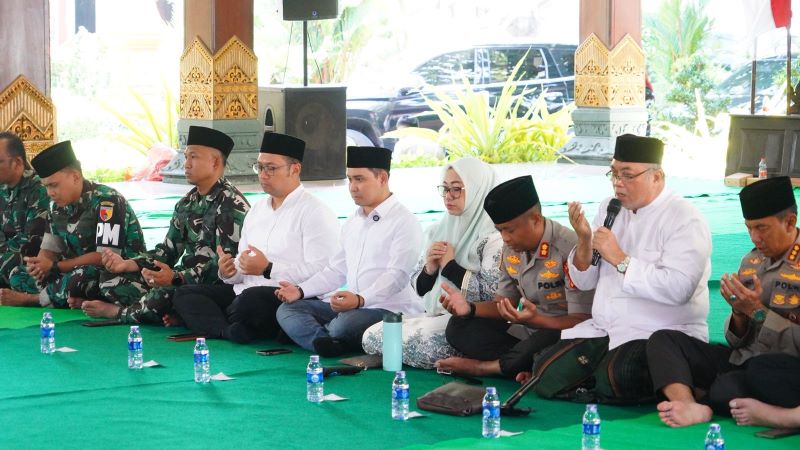 MEMBAUR: Bupati Mojokerto Muhammad Albarraa membaur bersama pengemudi ojek online usai menggelar doa bersama lintas agama di Pendapa Graha Majatama, Pemkab Mojokerto, kemarin Senin (1/9).