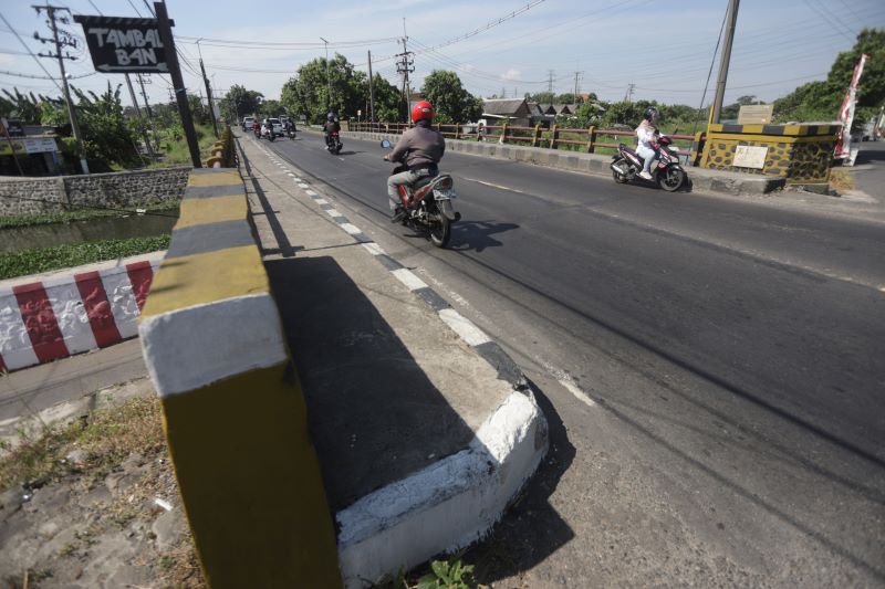 BERBAHAYA: Kendaraan melintas di Jembatan Gunung Gedangan, Bypass, Kota Mojokerto, yang menyempit dibanding ruas jalan, Senin (1/9).