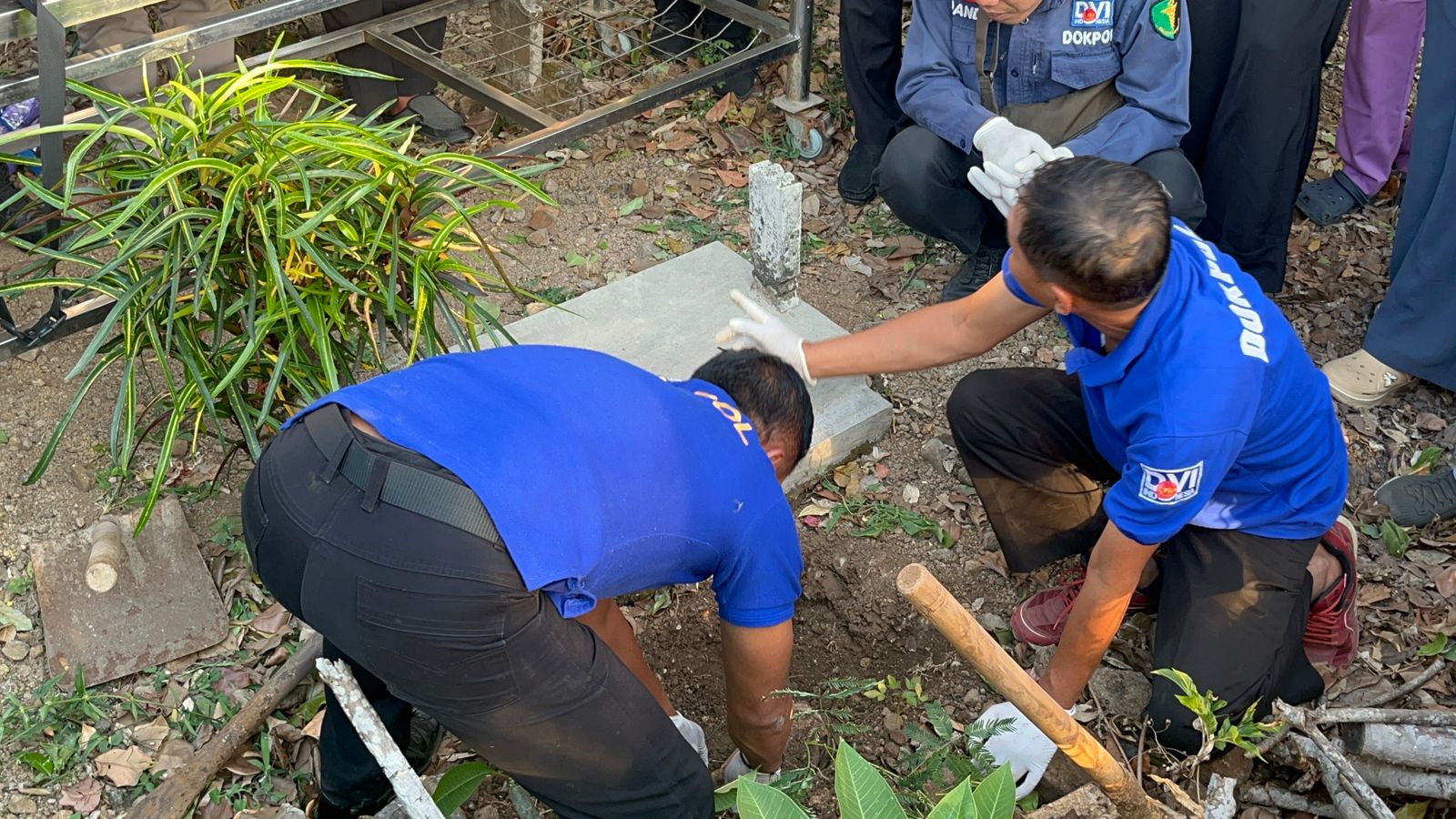 DIBONGKAR: Tim forensik RS Bhayangkara Pusdik Sabhara Porong melalukan ekshumasi makam misterius di pemakaman umum Dusun Sumberpiji, Desa Sumberkembar, Kecamatan Pacet, Selasa (2/9)