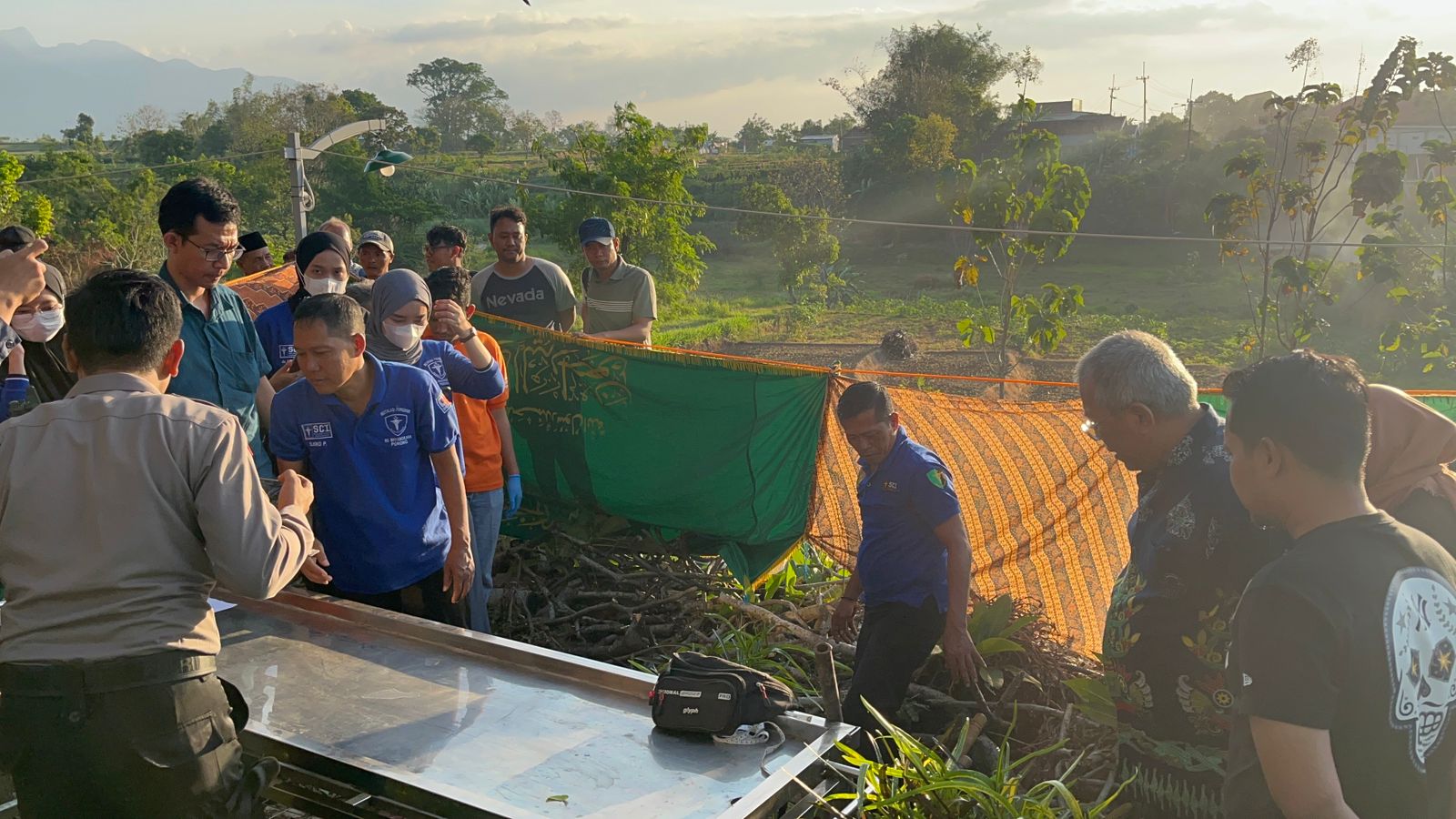 DIBONGKAR: Tim forensik RS Bhayangkara Pusdik Sabhara Porong melalukan ekshumasi makam misterius di pemakaman umum Dusun Sumberpiji, Desa Sumberkembar, Kecamatan Pacet, Selasa (2/9).