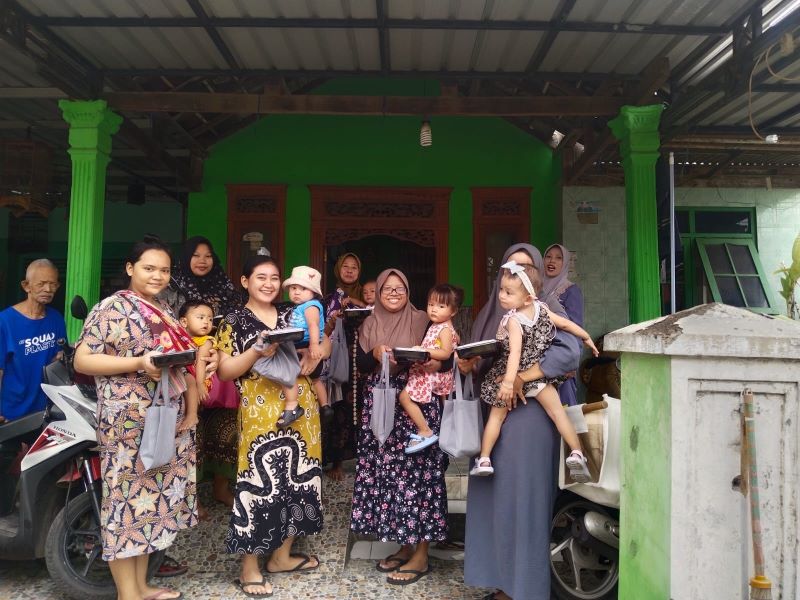 IKUT MEMANTAU: Kader Posyandu Desa/Kecamatan Ngoro menyalurkan paket Makan Bergizi Gratis dari SPPG yang ditunjuk BGN.