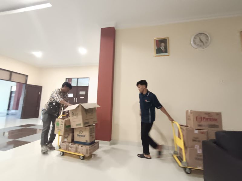 DIAMANKAN: Petugas Sekretariat DPRD Kota Mojokerto tengah memindahkan sejumlah dokumen untuk disimpan ke tempat yang lebih aman, kemarin (2/9).