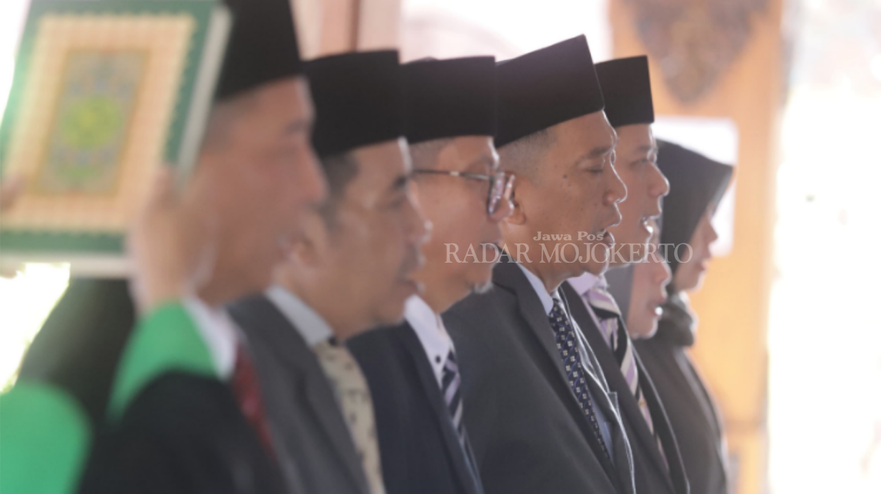 EMBAN TUGAS BARU: Prosesi pelantikan dan pengambilan sumpah jabatan Pemkot Mojokerto di Pendapa Sabha Kridatama, Rumah Rakyat, Rabu (3/9) pagi.