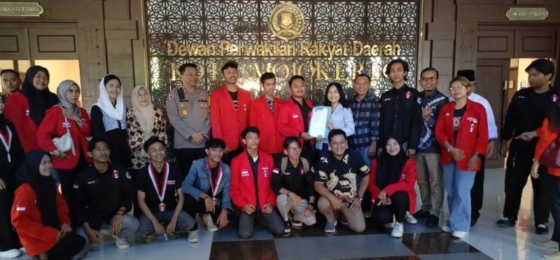 SAMPAIKAN ASPIRASI: Audiensi mahasiswa dengan DPRD Kota Mojokerto di gedung DPRD, Jalan Surodinawan, Kecamatan Prajurit Kulon, kemarin (3/9).