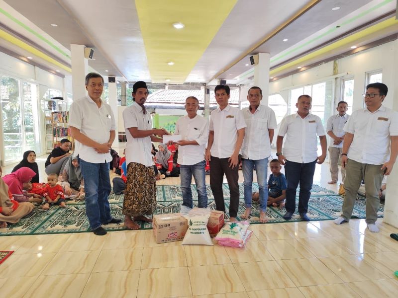 BERKAH MAULID: Tim Jawa Pos Radar Mojokerto mentasyarufkan bantuan sembako dan donasi Pembaca Peduli kepada pengasuh Villa Doa Yatim Sejahtera, Desa Kembangbelor, Kecamatan Pacet, kemarin (3/9).