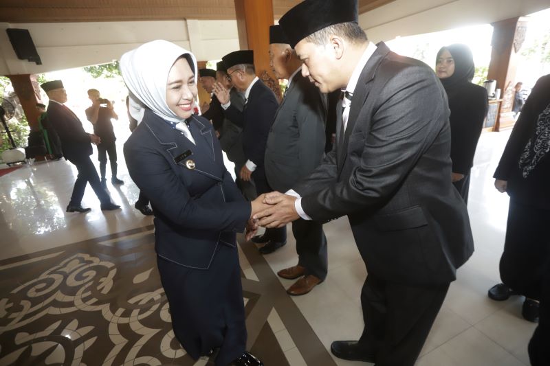 AMANAH: Wali Kota Mojokerto Ika Puspitasari berjabat tangan dengan para pejabat yang dilantik dan diambil sumpah jabatan di Pendapa Sabha Kridatama, Rumah Rakyat, kemarin (3/9).