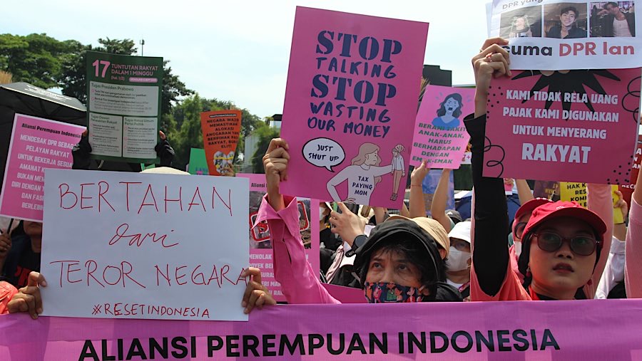 Demo Aliansi Perempuan Indonesia di Depan Gedung DPR RI