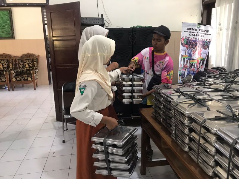 BERTAMBAH: Pelaksanaan MBG di SMPN 6 Mojokerto. Dengan penambahan unit SPPG, sekolah ini menjadi salah satu sasaran MBG sejak Senin (1/9) lalu.