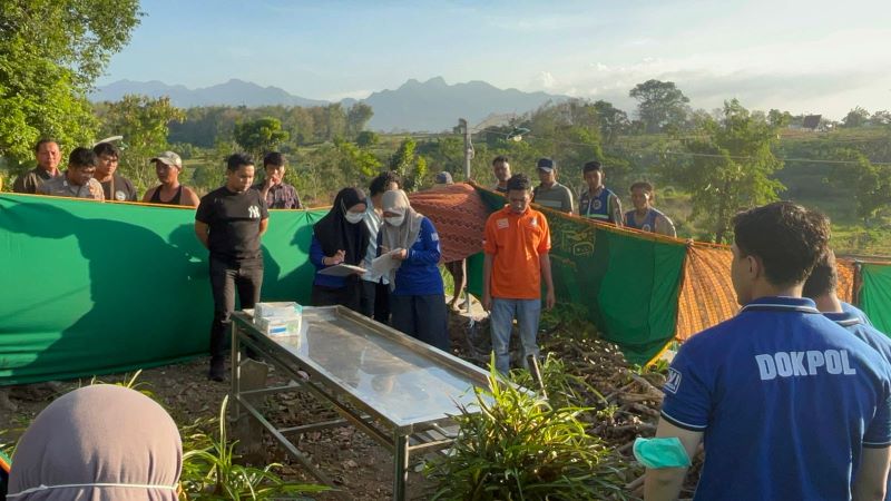 DIBONGKAR: Tim forensik RS Bhayangkara Pusdik Sabhara Porong membongkar makam janin aborsi di pemakaman umum Dusun Sumberpiji, Desa Sumberkembar, Kecamatan Pacet, Selasa (2/9)