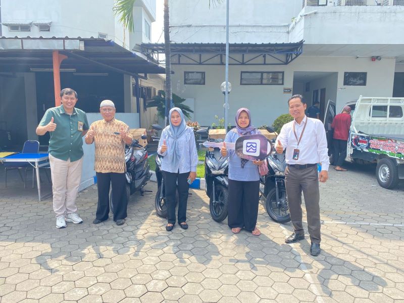 SIMBOLIS: Pemenang hadiah utama II; 4 unit sepeda motor Honda Beat Sporty CBS 110 dalam proses pengambilan hadiah.