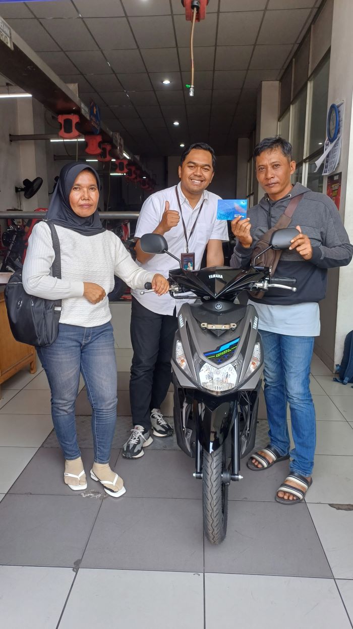 TAK TERDUGA: Sunoto, 48, Banjarsari Sekargadung Pungging mendapat hadiah utama III sepeda motor Yamaha Mio M3 CW.