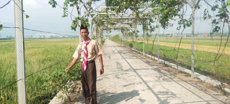 POTENSIAL: Kepala Desa Kembangsri, Kecamatan Ngoro Muhammad Lamadi menunjukkan lahan pertanian yang dikembangkan menjadi wisata pertanian terpadu.