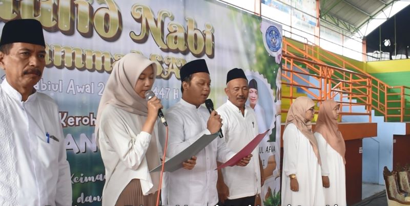 SERENTAK: Siswa maupun guru SMAN 1 Puri mendeklarasikan anti-anarkisme, kemarin (4/9). Cabdindik mewajibkan seluruh SMA/SMK melaksanakan aksi tersebut.