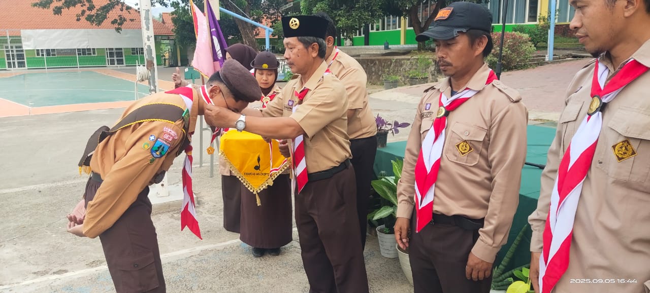 PELANTIKAN: Prosesi pelantikan Pramuka Penegak Garuda di halaman Ponpes eLKISI, Kecamatan Punggung, Kabupaten Mojokerto, Jumat (5/9).