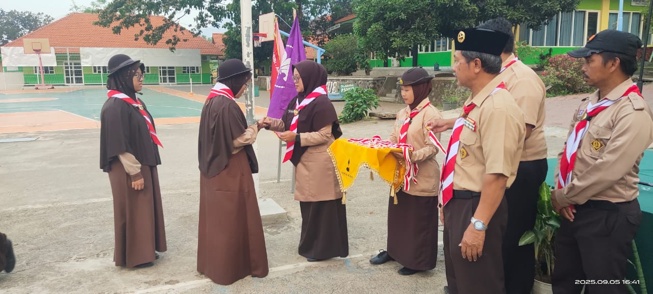 PELANTIKAN: Prosesi pelantikan Pramuka Penegak Garuda di halaman Ponpes eLKISI, Kecamatan Punggung, Kabupaten Mojokerto, Jumat (5/9).