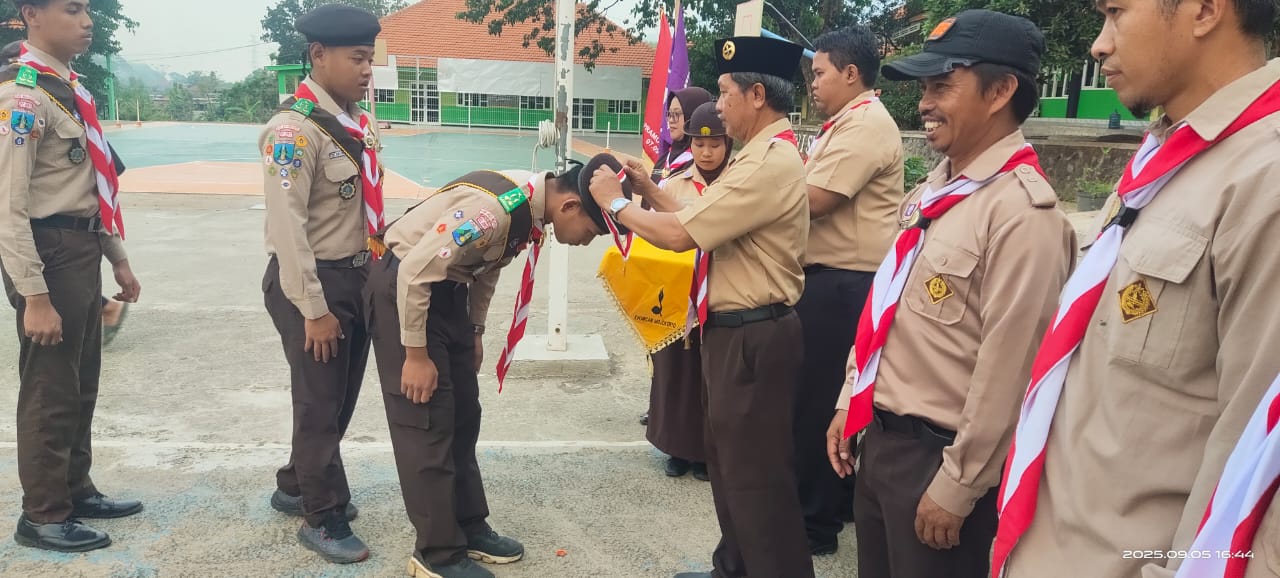 PELANTIKAN: Prosesi pelantikan Pramuka Penegak Garuda di halaman Ponpes eLKISI, Kecamatan Punggung, Kabupaten Mojokerto, Jumat (5/9).