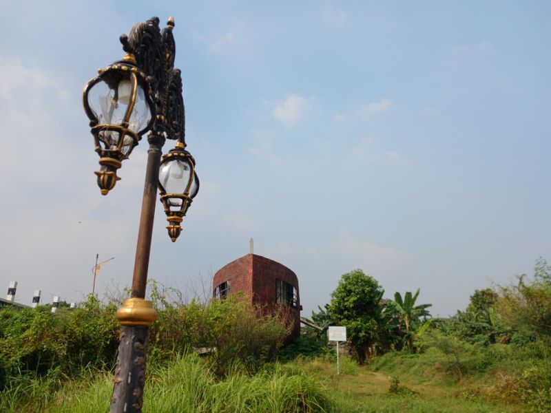 TERBENGKALAI: Bangunan kapal pujasera di kompleks TBM, kawasan Jembatan Rejoto, Kecamatan Prajurit Kulon, Kota Mojokerto, yang disegel kejari karena diduga dikorupsi.