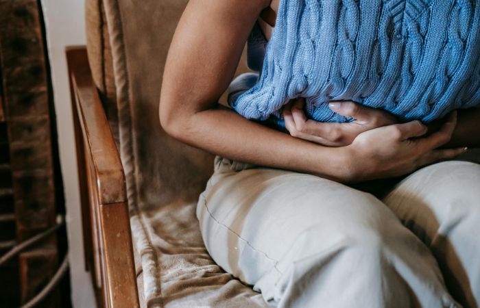 Kondisi kram perut yang muncul pada saat mengalami menstruasi dalam istilah medis dikenal sebagai dismenore, kondisi tersebut merupakan kondisi yang sering dialami pada saat periode bulanan.