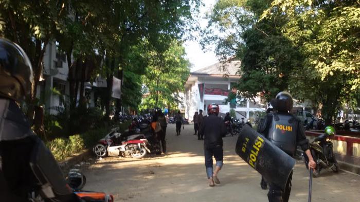 Ini Video Anarkisnya Polisi, Saat Masuk ke Kampus UNM   Artikel ini telah tayang di Tribun-Timur.com dengan judul Ini Video Anarkisnya Polisi, Saat Masuk ke Kampus UNM,