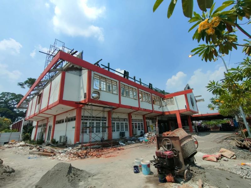 ON PROGRESS: Rehabilitasi kantor BPKAD yang dilakukan dinas pupr terus berproses. Saat ini proses pengerjaan masuki tahap pemasangan kuda-kuda dari bahan baja dari sebelumnya kayu.