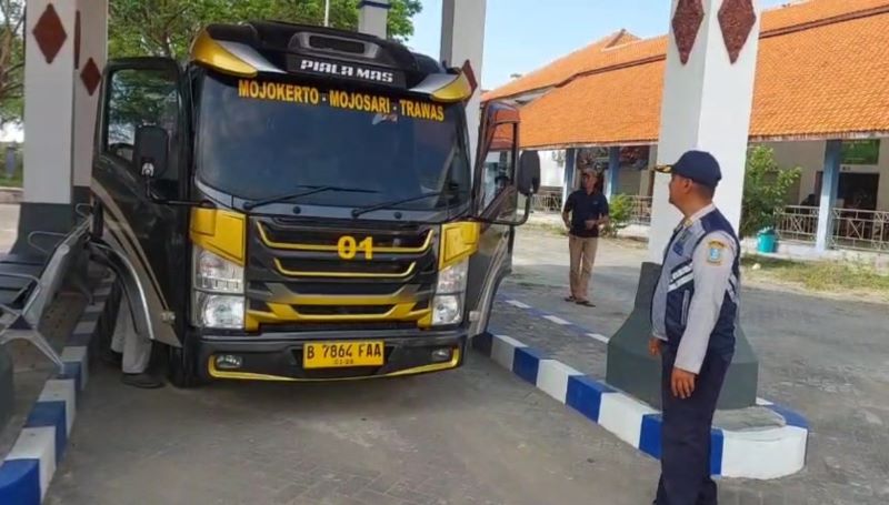 LINTASI JALUR WISATA: Angkutan feeder Mojokerto - Trawas saat transit di Terminal Mojosari, kemarin.