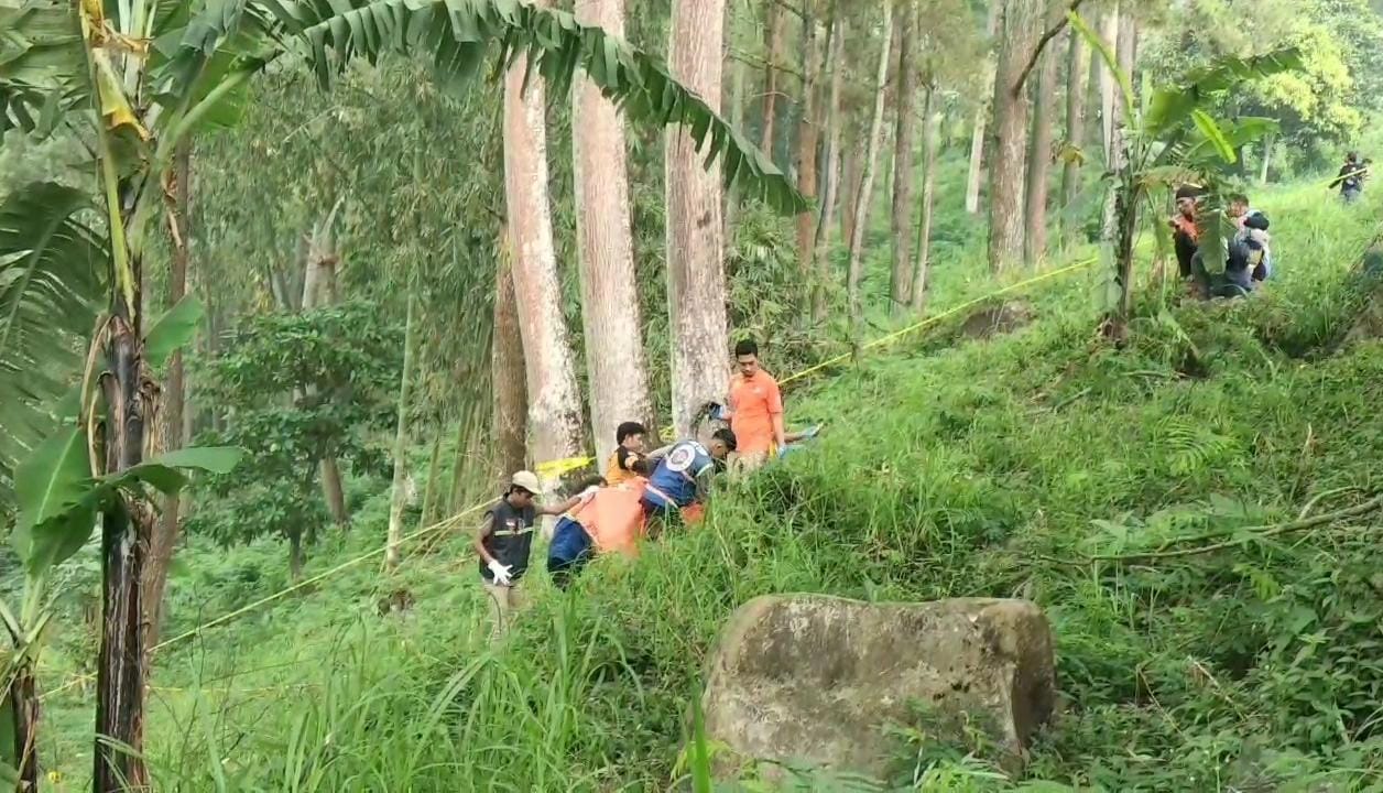 BIKIN GEGER: Petugas mengevakuasi ceceran potongan daging di jurang tepi jalur Pacet - Cangar, Desa/Kecamatan Pacet, Sabtu (6/9).