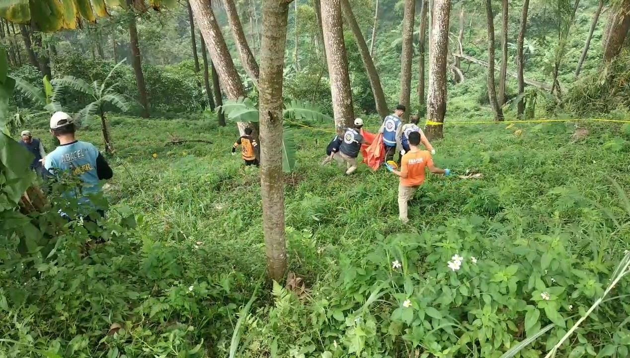BIKIN GEGER: Petugas mengevakuasi ceceran potongan daging di jurang tepi jalur Pacet - Cangar, Desa/Kecamatan Pacet, Sabtu (6/9).