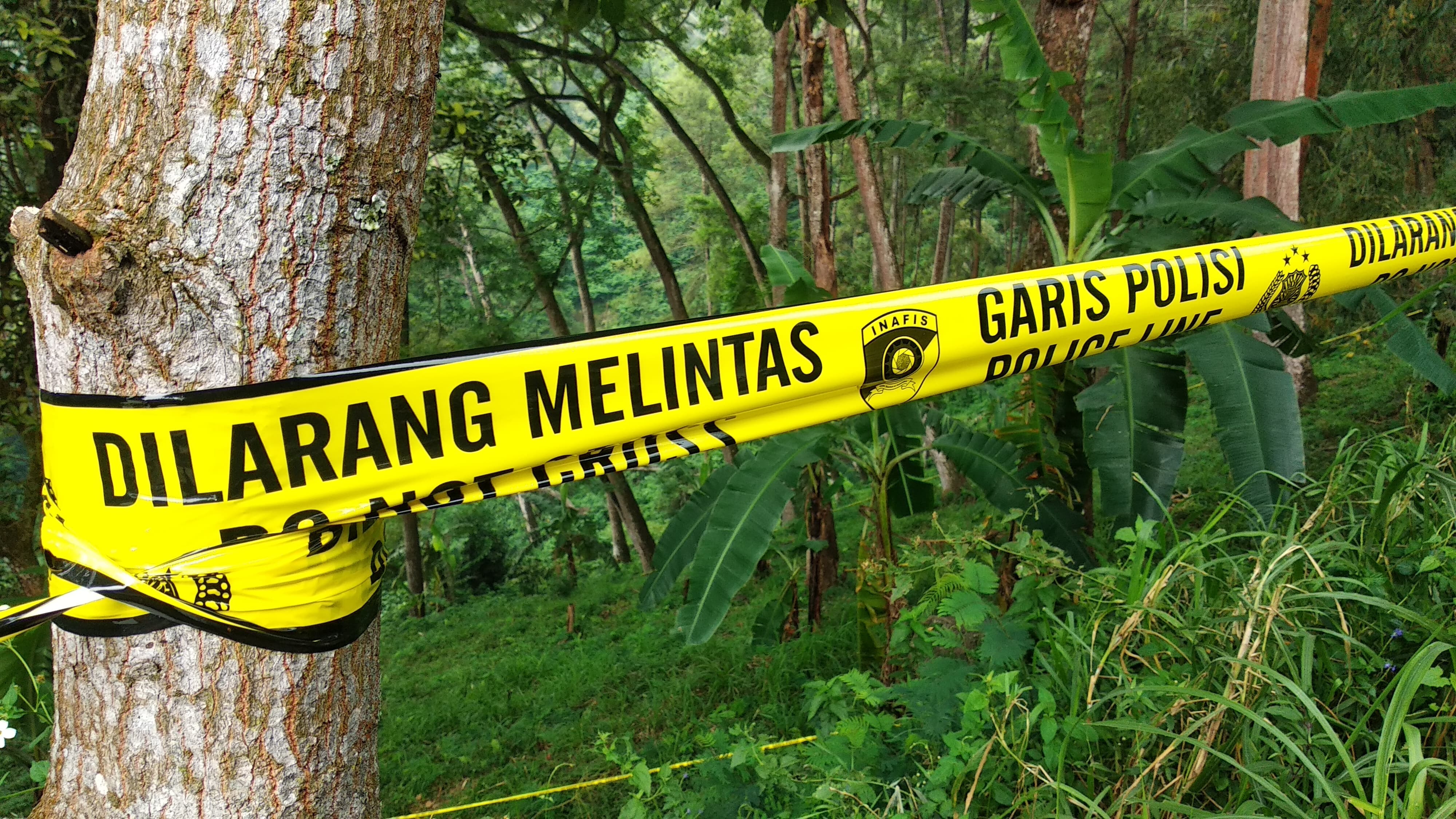 DITELUSURI: Petugas memasang garis polisi dan melakukan olah TKP di lokasi setelah warga melaporkan temukan potongan kaki manusia, Sabtu (6/9).