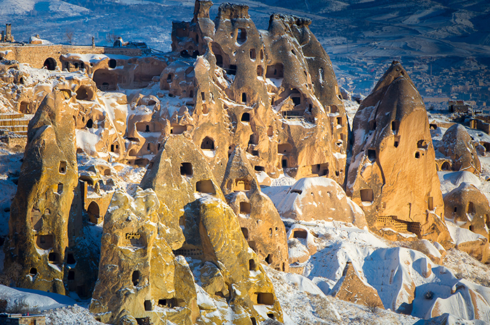Cappadocia menjadi salah satu negara dengan keberadaan bangunan bawah tanah unik yang kerap kali disebut dengan Fairy Chimneys. Sumber foto: Google
