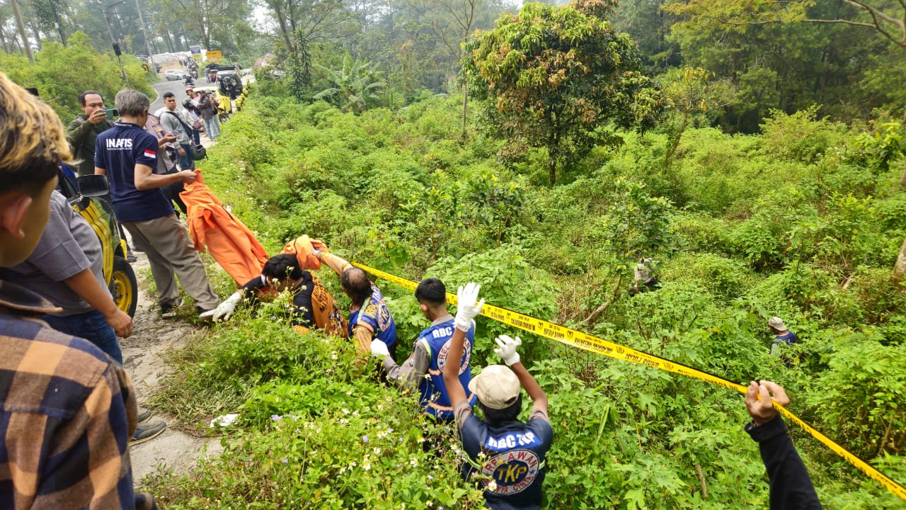 DIEVAKUASI: Potongan jasad TAS dievakuasi petugas ke RS Bhayangkara Pusdik Sabhara Porong untuk kepentingan forensik, Sabtu (6/9).