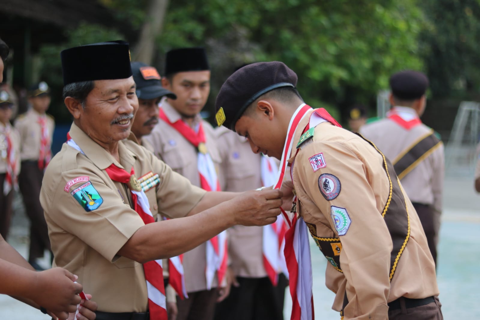 PENGABDIAN: Wakil Ketua Kwarcab Pramuka Mojokerto Kak Sundono disaksikan jajaran Ponpes eLKSI Pungging saat melantik 44 anggota Pramuka Penegak Garuda Gugus Depan di halaman Ponpes eLKSI Pungging.