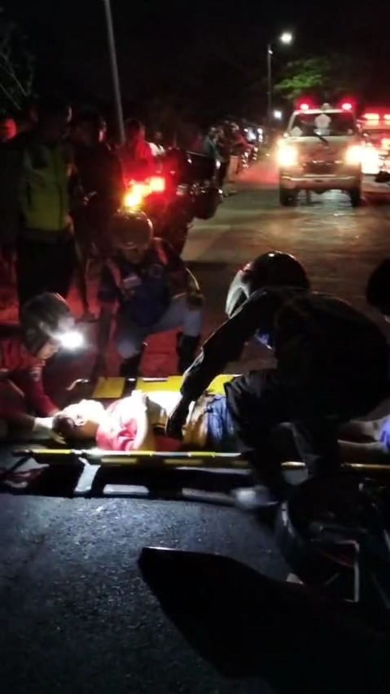 CEDERA PARAH: Proses evakuasi korban luka kecelakaan maut di Jalan Raya Desa Kupang, Kecamatan Jetis, Kabupaten Mojokerto, kemarin (7/9).