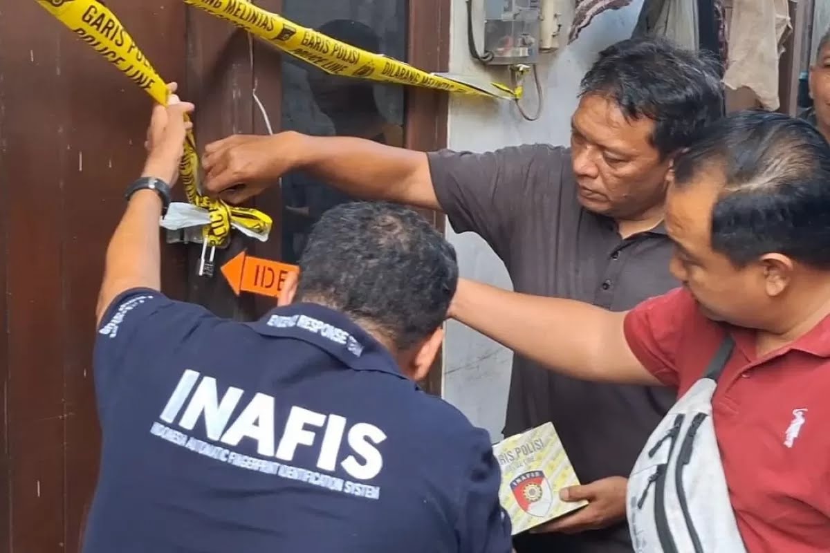 Anggota Polres Mojokerto menangkap pelaku pembunuhan mutilasi Pacet dan melakukan olah TKP di rumah kos pelaku, Lidah Wetan, Surabaya, Minggu (7/9). (Novia Herawati/JawaPos.com)