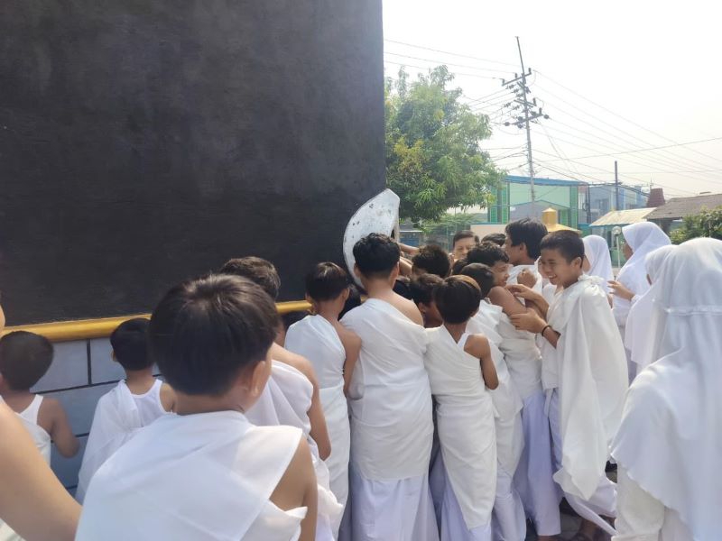 SEMANGAT BERIBADAH: Siswa SDN Gayaman mengikuti serangkaian kegiatan manasik haji, Sabtu (6/9).