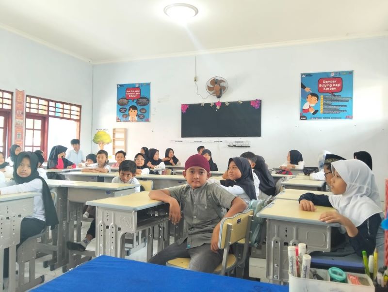 NORMAL: Siswa kelas IV SDN Kebondalem sudah menggunakan kursi dan meja untuk kegiatan pembelajaran, Sabtu (6/9).