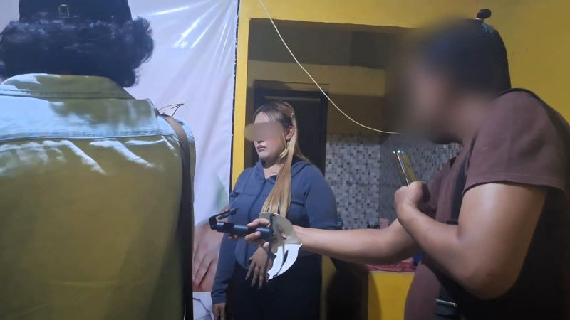 TAK BERKUTIK: Tersangka saat digerebek petugas di kosannya di wilayah Dusun Tegaldadi, Desa Mojosulur, Kecamatan Mojosari, Selasa (2/9) malam.