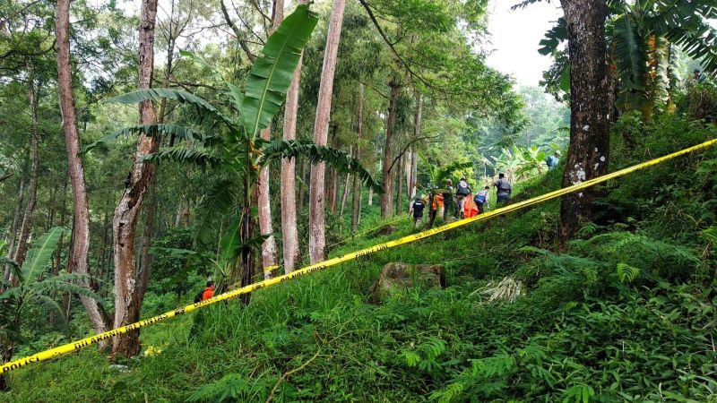LACAK JEJAK: Kepolisian mengerahkan Unit K-9 untuk menelusuri jejak pelaku dan sebaran potongan organ manusia yang dibuang di jurang tepi jalur Pacet - Cangar, Desa/Kecamatan Pacet, Sabtu (6/9).