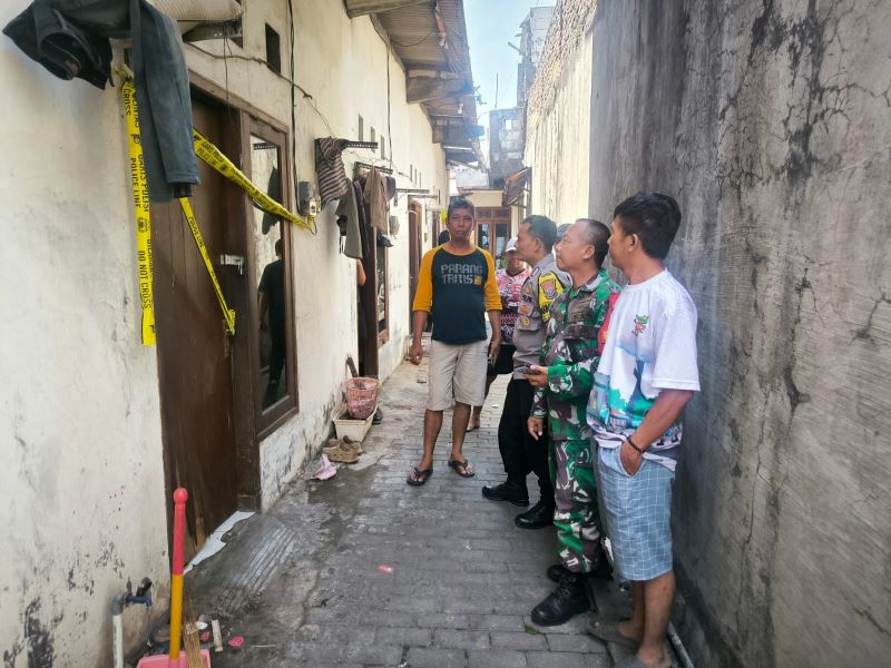 DIGARIS POLISI: Penampakan kosan pelaku di daerah Lidah Wetan, Kecamatan Lakarsantri, Surabaya, yang dipasangi garis polisi, Minggu (7/9).