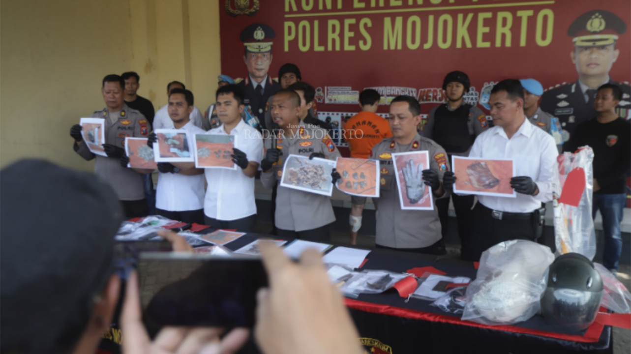 PERS RILIS: Kapolres Mojokerto AKBP Ihram Kustarto memimpin pers rilis kasus dugaan mutilasi dengan menghadirkan tersangka dan barang bukti di Mapolres Mojokerto, Senin (8/9).