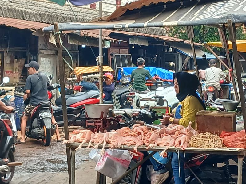 MAHAL: Pedagang ayam potong di Pasar Tanjung Anyar, Kota Mojokerto, kemarin (6/9).