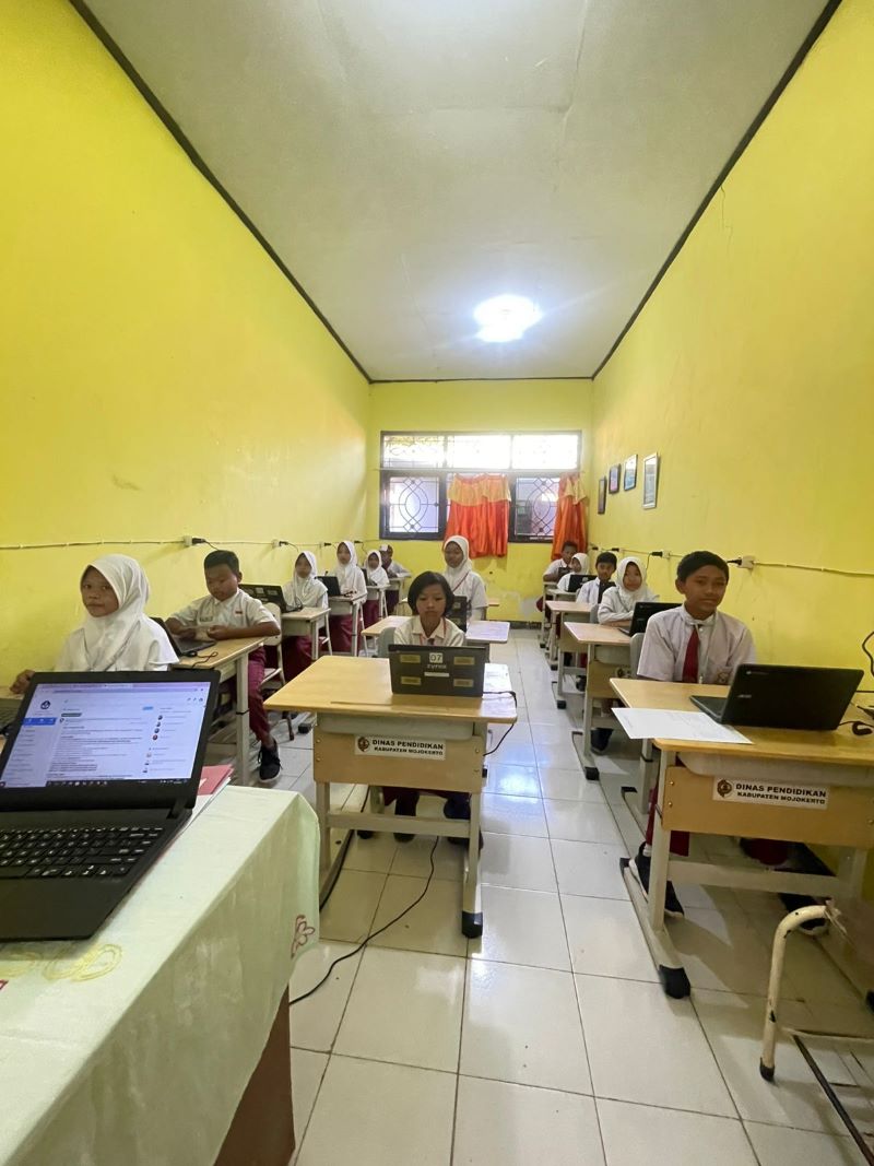 JARINGAN TERHAMBAT: Siswa SDN Jembul menggunakan laboratorium SMPN Satap Jatirejo untuk simulasi ANBK, kemarin (8/9).
