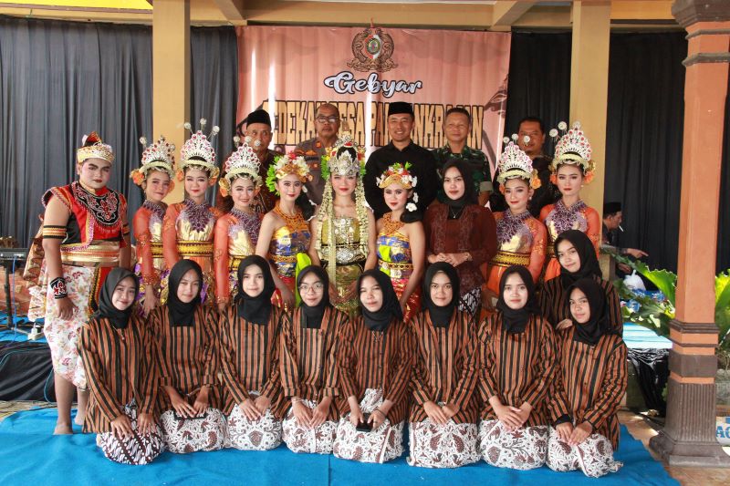 BERBUDAYA: Pemerintah Desa bersama Forkopimca Kemlagi menghadiri Sedekah Desa dan Peringatan 983 tahun Desa Pandankrajan.