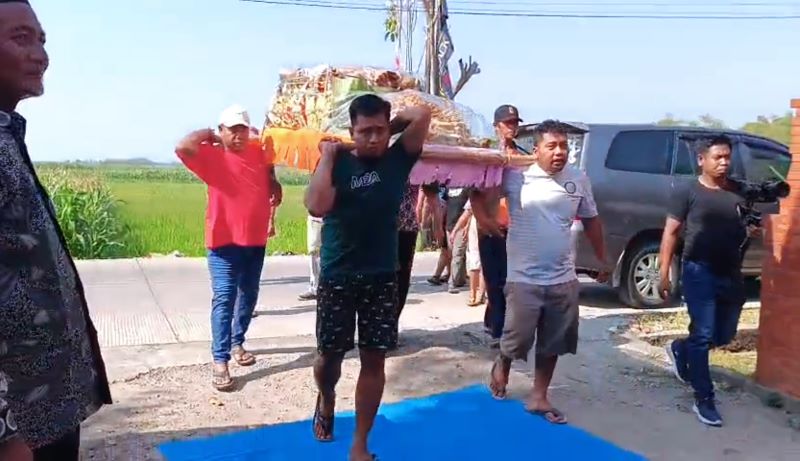 GUYUB RUKUN: Warga Desa Pandankrajan, Kecamatan Kemlagi gotong royong memikul gunungan tumpeng yang diarak menuju kantor desa setempat, Minggu (7/9).