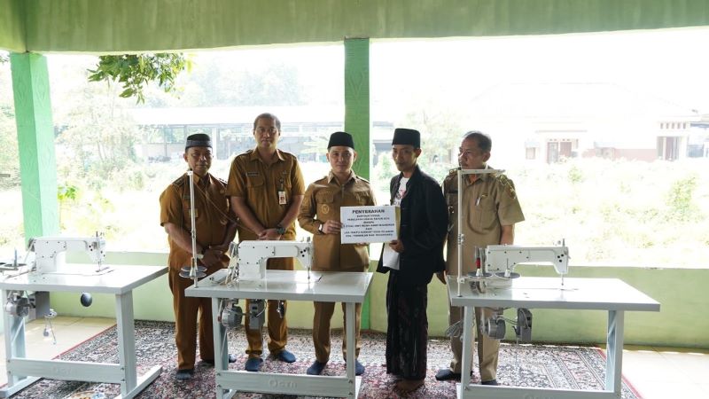 PEDULI: Bupati Mojokerto Muhammad Albarraa didampingi Kepala Dinas Sosial Kabupaten Mojokerto Try Raharjo Murdianto menyalurkan bantuan mesin jahit kepada LKS Baitu Husodo di Desa Kejagan.