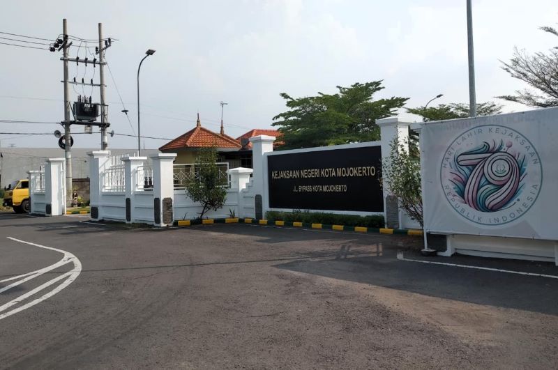 PENANGANAN PERKARA: Hendar Adya Sukma, tersangka kasus korupsi proyek Pujasera TBM melalui kuasa hukumnya kembali menitipkan uang uang pengganti kerugian negara ke Kejari Kota Mojokerto.