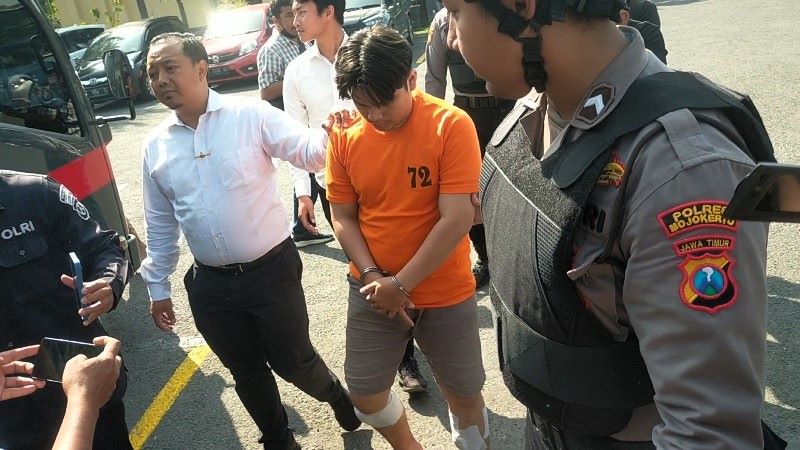 TERTUNDUK: Tersangka Alvi Maulana digiring petugas saat kepolisian menggelar pers rilis kasus pembunuhan disertai mutilasi kekasih sendiri di Mapolres Mojokerto, Senin (8/9).