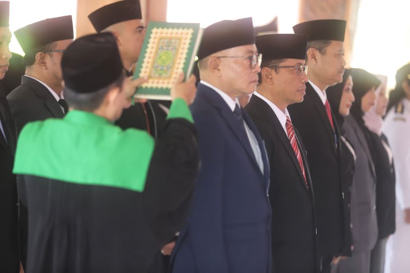 JABATAN BARU: Wali Kota Mojokerto Ika Puspitasari melakukan pelantikan dan pengambilan sumpah kepada 53 pejabat pimpinan tinggi pratama, administrator, pengawas, dan fungsional di Pendapa.