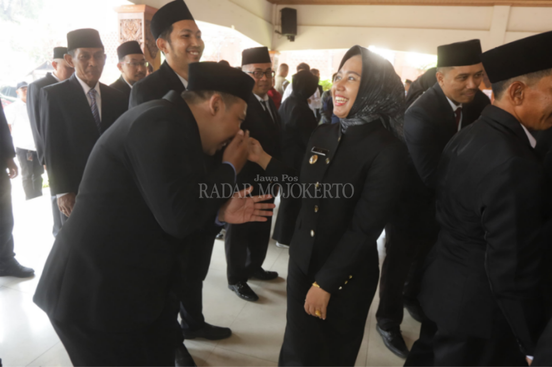 DIROMBAK: Wali Kota Ika Puspitasari usai pelantikan dan pengambilan sumpah kepada 53 pejabat pimpinan tinggi pratama, administrator, pengawas, dan fungsional di Pendapa Sabha Kridatama, Rabu (10/9).